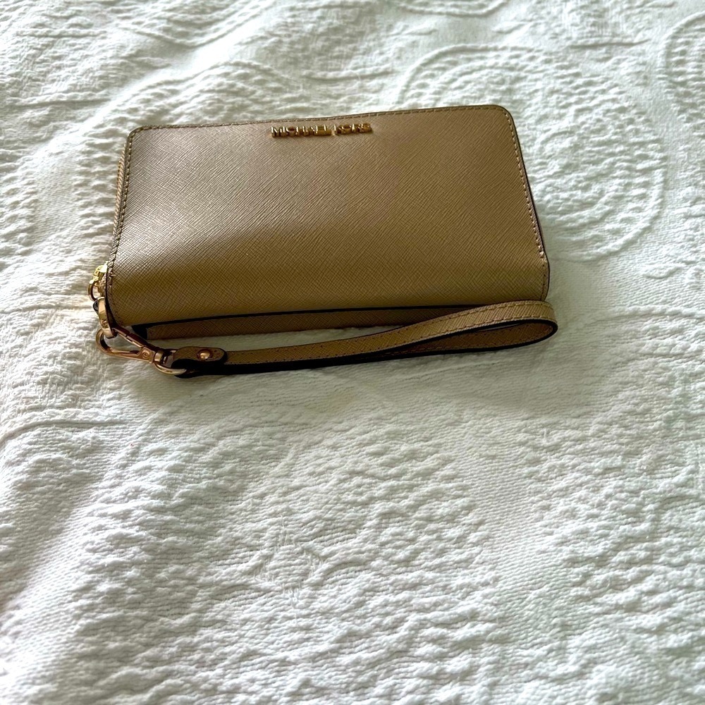 Michael Kors: NEW Women zip around wristlet, phone holder, cards and ID slots. - Picture 5 of 11